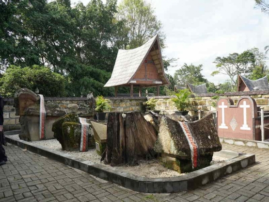 Makam Sidabutar (sumber : deddyhuang.com)