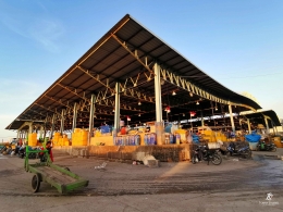 Pasar Ikan Muara Angke menjelang sore. Difoto dari arah belakang pasar. Sumber: dokumentasi pribadi