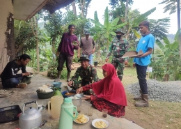 Nenek Ema sedang menyuguhkan nasi kepada Prajurit TNI dan warga yg membantu bekerja (Dok. pribadi) 