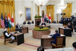 Pertemuan Presiden AS, PM India, PM Jepang, dan PM Australia dalam agenda pembahasan kerja sama negara-negara QUAD, Jumat (24/9/2021). Foto: AP Photo/Evan Vucci via Kompas.id