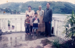 Orang tua dan dua adik saat mengunjungi Danau Toba. Dokpri.