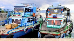Kapal motor yang sedang bersandar di Pelabuhan Onan Runggu, sebagai transportasi sehari-hari masyarakat di Danau Toba (Dokumentasi pribadi)