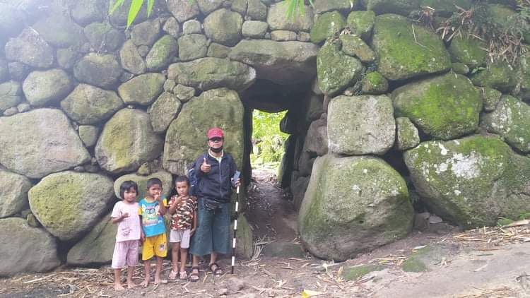 Benteng dari Batu di Perkampungan Tua di Pinggiran Danau Toba, Bakara