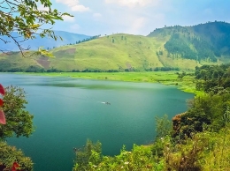 Turis tengah melakukan watersport di Danau Toba. (Sumber foto: Indonesia Travel.)