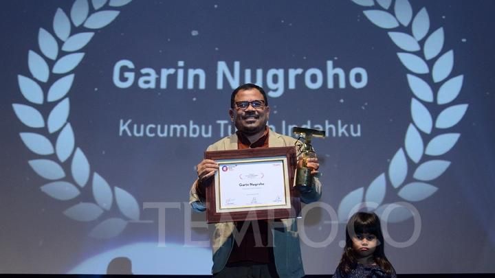 Garin Nugroho mendapatkan penghargaan. Foto: Tempo.co