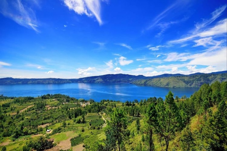 Panorama Danau Toba, Sumatera Utara (sumber : dok. Instagram @disparkabsamosir via kompas.com)