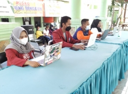 Mahasiswa Umsida menjadi petugas entri data pada acara vaksinasi di Desa Urangagung Kecamatan Sidoarjo/Dokumentasi pribadi