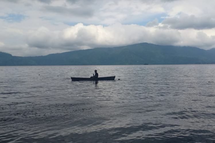 Foto Bersampan di Danau Toba (Sumber : dokumen pribadi)