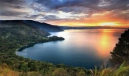 Danau Toba, gambar diambil dari wowshack.com