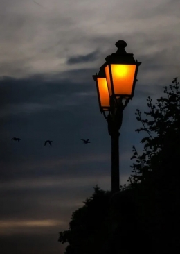 Ilustrasi lampu jalan/ Saat disapa bang Jul | foto: pixabay/Didgeman—
