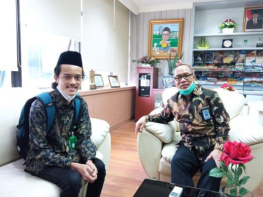 Maharsyalfath Izlubaid Qutub Maulasufa, peserta didik MAN 1 Jombang bertemu dengan Direktur KSKK Kemenag RI, Dr. H. Ahmad Umar, MA pada 7 April 2021 