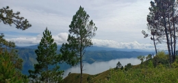 Danau Toba difoto dalam perjalanan dari Tomok ke Dolok Sipira, Jalan Pulau Samosir (Sumber : dokumen pribadi) 