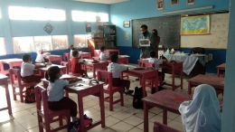 Mahasiswa KKN UPI sedang menjelaskan mengenai Topik Kegiatan.Sumber: Dokumentasi Pribadi