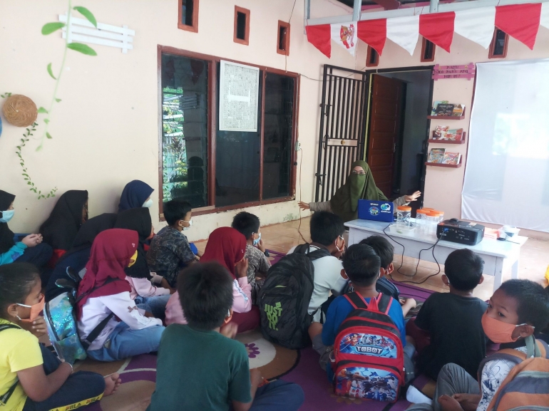 Suasana kelas literasi sains bersama Kak Nur Herjayanti