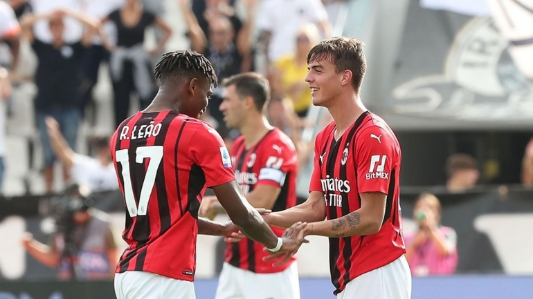 Pemain AC Milan merayakan gol ke gawang Spezia. (via eurosport.com)