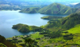 Panorama Danau Toba. Sumber: hitabatak.com
