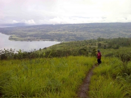 Danau Toba Dilihat dari Tanjakan Menuju Gunung Pusuk Buhit. Dokpri