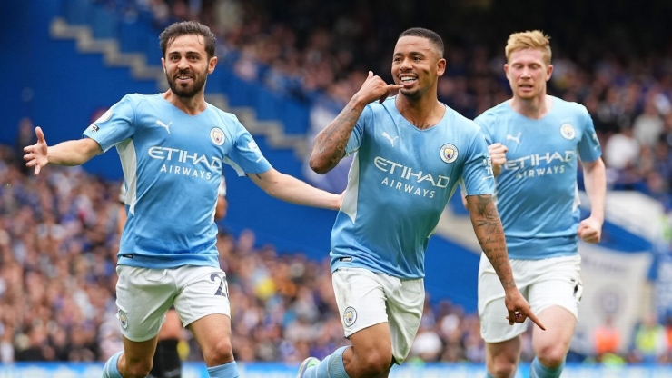 Pemain Manchester City merayakan gol ke gawang Chelsea. (via newsbinding.com)