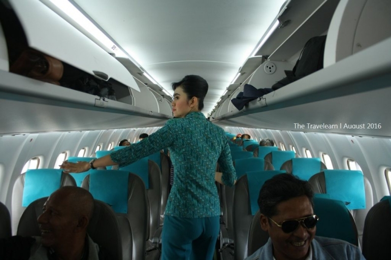 Pesawat menuju Bandara Silangit (gambar : thetravelearn.com) 
