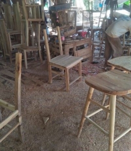 pengrajin mebel di jepara sedang melakukan perakitan kursi makan di salah satu gudang mebel di desa bugel, kec.kedung, jepara jawa tengah (26/9/2021)
