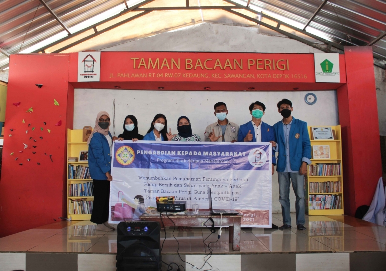 Gambar 2 : Foto Bersama Ketua Taman Bacaan Perigi dan Dosen pembimbing PKM