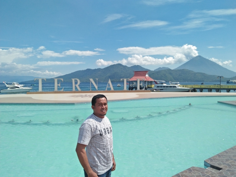 Ternate, kota asal Kaicil Tulo dengan latar Pulau Tidore, sekutu klasik spanyol di Maluku. Foto Koleksi Pribadi (Penulis)