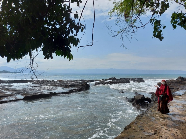 Latar pemandangan laut yang indah di Pantai Karang Hawu Pelabuhan Ratu. Dokumen pribadi. 