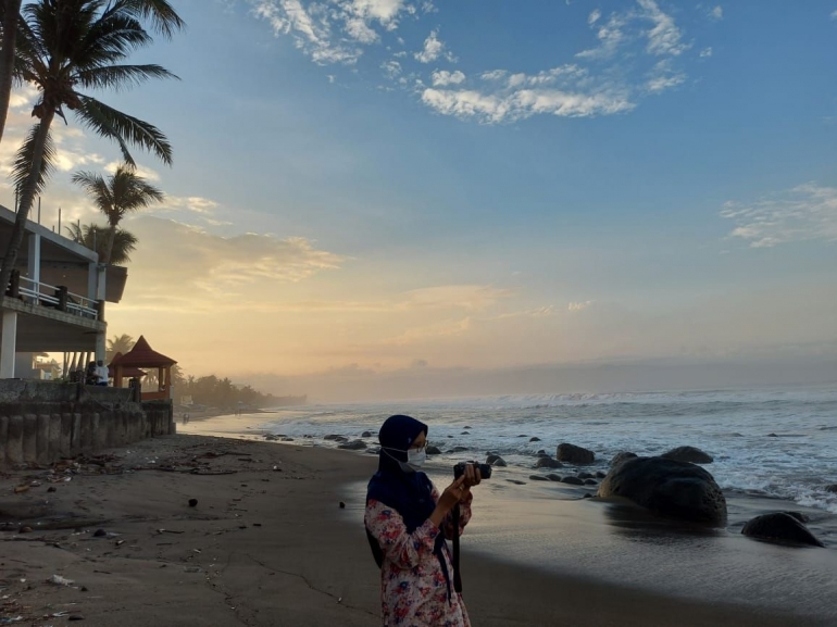 Ombak sedang tinggi dan langit belum begitu cerah. Dokumen pribadi.