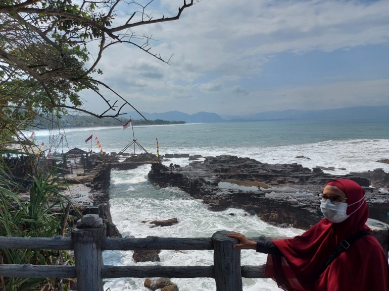 Bila melihat ke sisi Timur tampak karang yang berlubang dan bukit-bukit hijau di kejauhan. Dokumen pribadi.