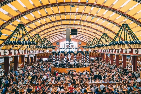 Atmosfer di Tenda Lowenbrau. Sumber: Sebastian Lehner / www.oktoberfest.de