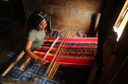Ilustrasi Pembuatan kain tenun ulos khas Toba. (Foto: Shutterstock/Zulfikri Sasma)