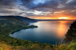 Panorama danau Toba yang indah saat petang. (Sumber: Via Kemenparekraf) 