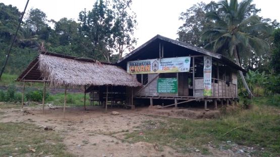 Rumah singgah Pohulongo di dalam kawasan TN Bogani Nani Wartabone, tepat di sisi jembatan gantung Pohulongo, tempat para pejalan kaki maupun ojek singah beristirahat. (@Hanom Bashari)