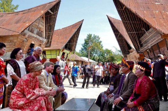 Raja Belanda Willem Alexander dan Ratu Maxiba Zorreguieta saat berkomunikasi dengan tokoh adat Batak. Sumber: Kompas/Patrick Van Katwijk