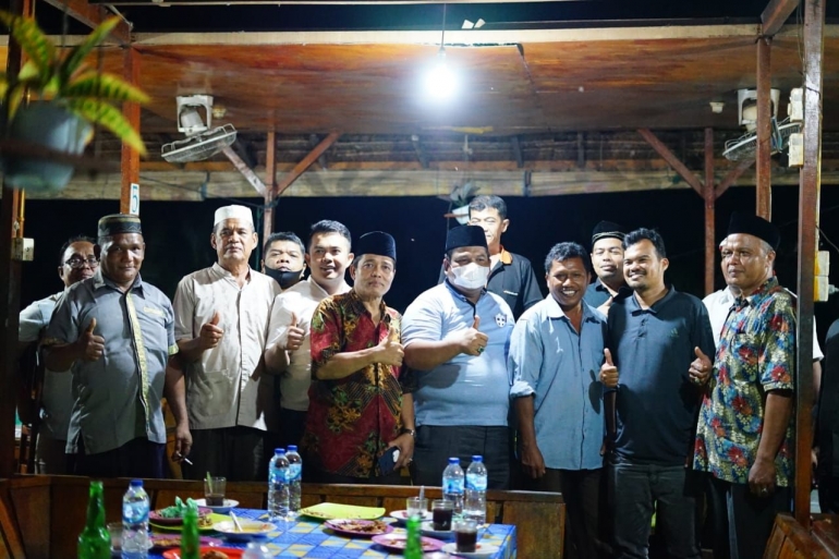 Bupati Suhatri Bur foto bersama dengan pengurus dan tokoh PKDP Dharmasraya. (foto dok humas)