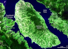 Citra satelit Danau Toba dan Pulau Samosir oleh NASA (gambar via liputan6.com)