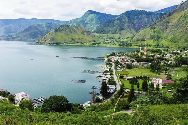 Salah satu pesona kawasan Danau Toba (gambar: venuemagz.com)