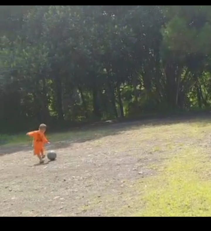 Anak sedang bermain bola (Dok Pribadi)