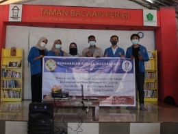 Foto Bersama Ketua Umum Taman Bacaan Perigi dan Dosen Pembimbing PKM Mahasiswa/i