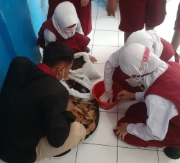 Proses pembuatan kompos/Dok PMM UMM Gelombang 14 Kelompok 5