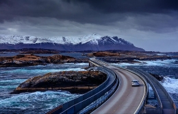 Atlantic Ocean Road, salah satu lokasi film No Time to Die di Norwegia. Sumber: cinematic photography / www.lonelyplanet.com