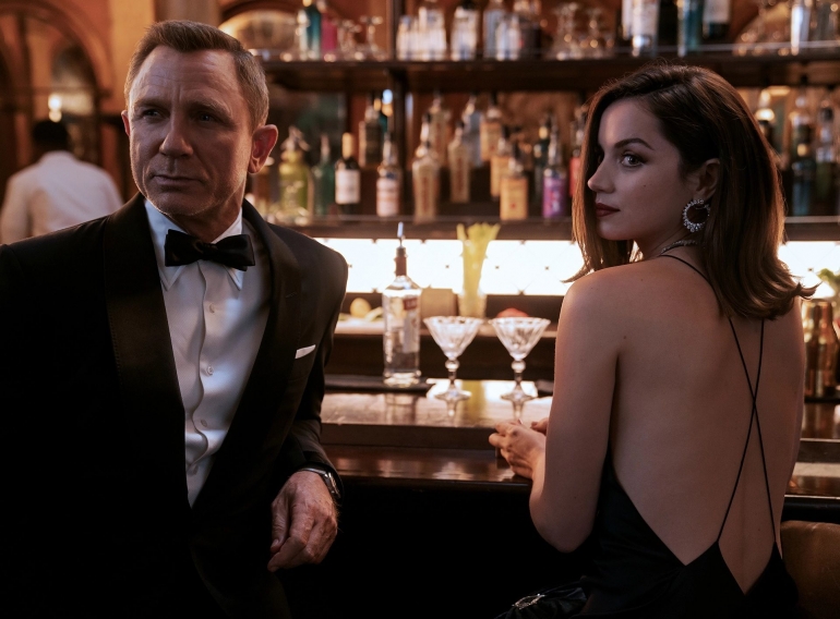 Daniel Craig dan Ana de Armas dalam film No Time to Die. Sumber: www.007.com