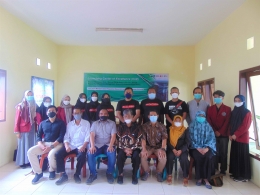 Foto bersama mahasiswa PMM UMM dengan dosen dan pihak kelurahan wisata Dadaprejo/dokpri