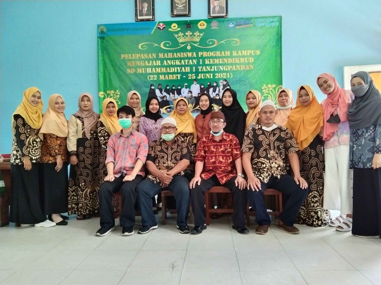 Foto Bersama Keluarga Besar SD Muhammadiyah 1 Tanjungpandan 