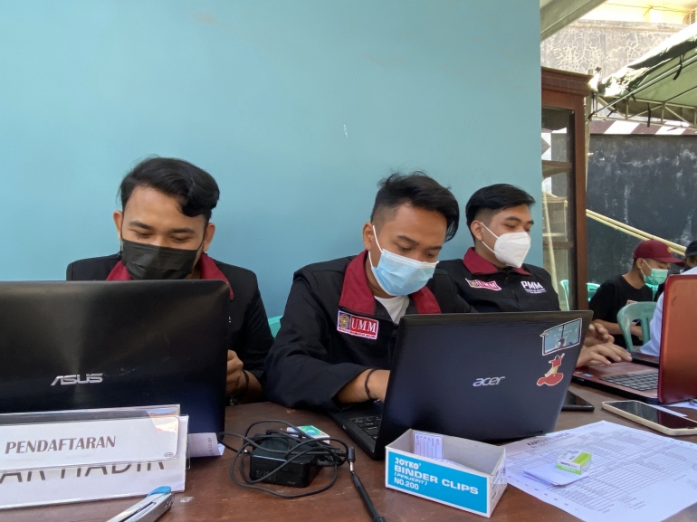 Kegiatan input data pasien vaksinasi Covid-19 di Balaidesa Jatikerto, kromengan, Kabupaten Malang/Dokumentasi pribadi