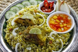 Ilustrasi nasi mandhi khas Timur Tengah. (sumber: Shutterstock/ChallyaCapture via kompas.com)