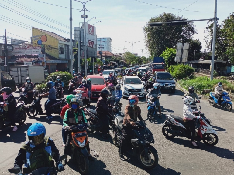 Potret ruas jalan di Sidoarjo yang padat kendaraan di pagi hari/Foto: https://radarsidoarjo.jawapos.com/