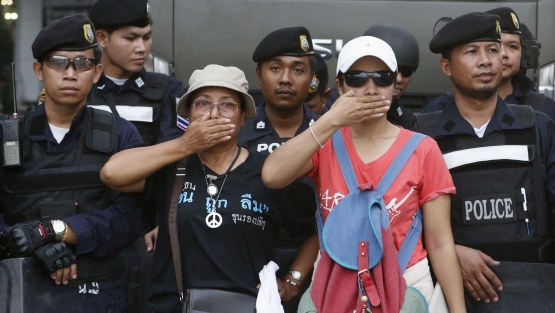  Isyarat tutup mulut bagi jurnalis. Sumber: https://blogs.voanews.com/repressed/2014/05/27/thailand-in-wake-of-coup-media-freedom-threatened/