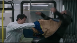 Salah satu adegan bertarung Shang-Chi di dalam bus. Sumber : Youtube Marvel Entertainment