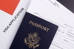 Paspor dan visa sebagai jaminan perjalanan ke luar negeri. Foto: https://ladypinem.com/.